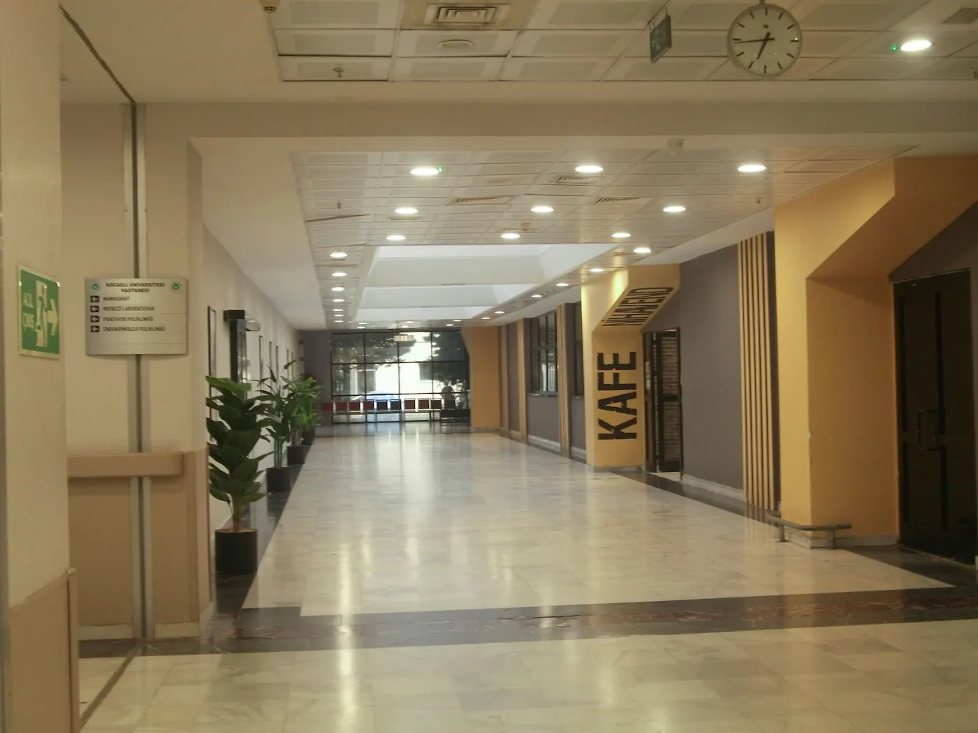 Modern bir hastane koridoru