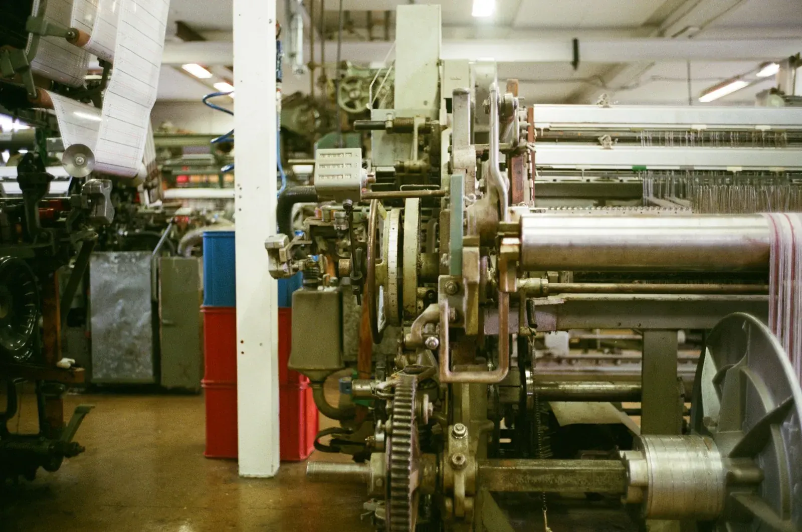 Bir tekstil fabrikasında makineler